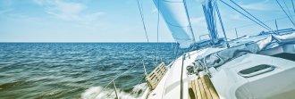 Белая парусная лодка на воде