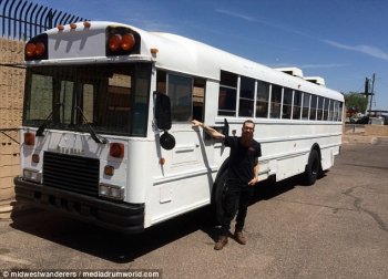 Шикарный дом на колесах из школьного автобуса - своими руками!